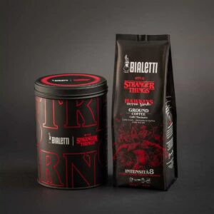 Bialetti Stranger Things mleta kava v pločevinki 250 g, mešanica 50 % arabica in 50 % robusta, intenzivnost 8